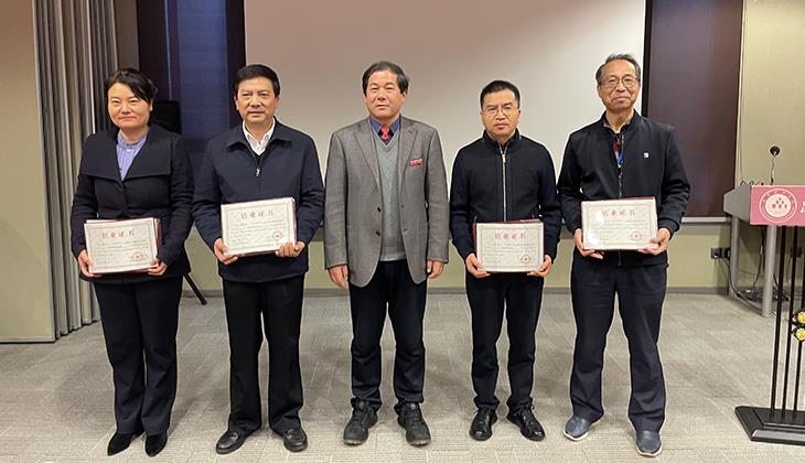 王华校长为新基建与数字云南建设专题培训班学员颁发结业证书