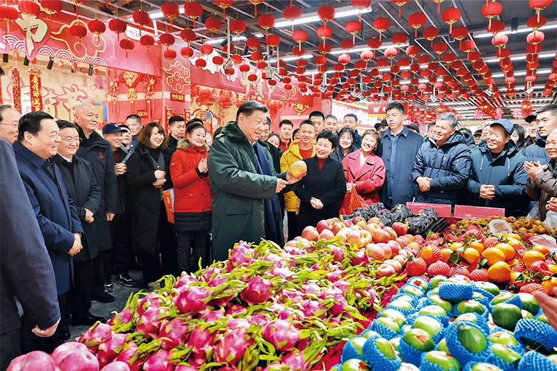 &emsp;&emsp;2025年1月22日至24日，中共中央总书记、国家主席、中央军委主席习近平冒着严寒来到辽宁，看望慰问基层干部群众。这是23日上午，习近平在沈阳大东副食品商场考察时，同店主和顾客亲切交流。 