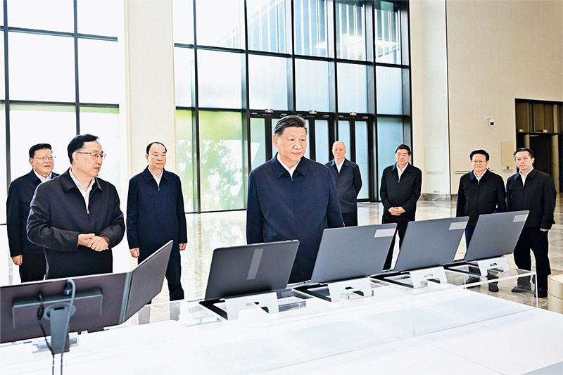 &emsp;&emsp;2025年11月7日至8日，中共中央总书记、国家主席、中央军委主席习近平在广东考察。这是8日上午，习近平在广州察看广东科技创新和产业创新融合发展成果展示。